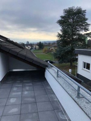 EBK und Dachterrasse: 3-Zimmer-Dachgeschosswohnung in Idstein