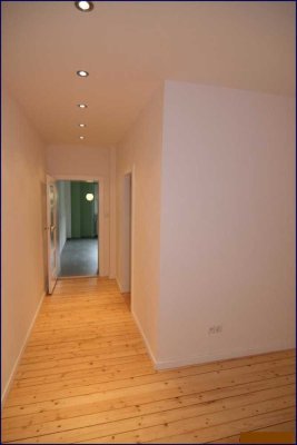 Sehr schöne Wohnung (provisionsfrei) - mit Balkon, EB-Küche & Stellplatz im Hof