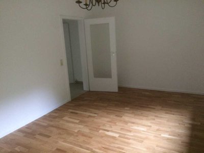 TOPP: Lichtdurchflutete 1-Zimmerwohnung sucht nette/n Nichtraucher/IN (Stuttgart-Kaltental)