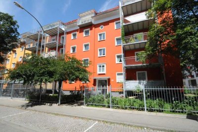 EG-Hochparterre - Umfänglich renovierte 2-Zimmer mit 2 Loggien zzgl. Stellplatz