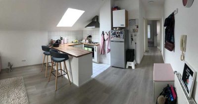 Ansprechende 2-Zimmer-Dachgeschosswohnung mit zwei Balkonen und EBK in Sinsheim