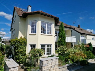 Helle 3,5 Zimmer Wohnung mit Ebk und 2 Balkonen