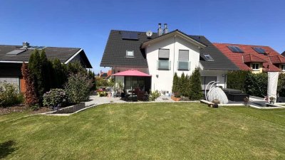 Preiswerte 6,5-Zimmer-Doppelhaushälfte mit luxuriöser Innenausstattung und EBK in Neuenbürg