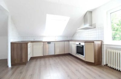 Stilvolle 4-Zimmer-Dachgeschosswohnung mit Einbauküche in Illertissen