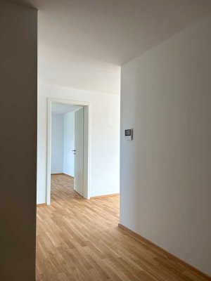 Hochwertige 3-Zi.- Whg. (neu), Balkon, EBK, Gäste-WC, Abstellk., Keller, 2x Stellplatz