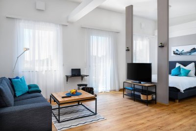 ALL-INCLUSIVE-Miete, vollmöbliertes Apartment DELUXE Top33 mit Balkon und Klima