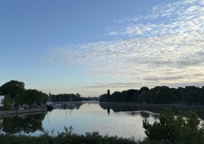 Wohnoase in erster Wasserlinie mit eigenem Garten
