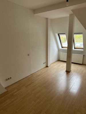 Attraktive 2-Zimmer-Dachgeschosswohnung im Altbau - über den Dächern von Steglitz-Zehlendorf!