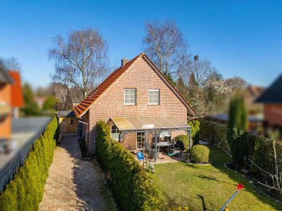 Charmantes Einfamilienhaus mit Kamin, Fußbodenheizung & Garten – zentrale Lage, top Zustand