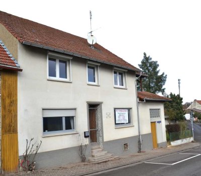 Teilmodernisiertes Wohnhaus, Dachterrasse mit unverbaubarer Aussicht, Garten und Garage