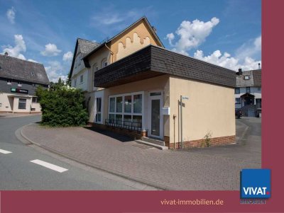 KÄUFERPROVISIONSFREI: Wohnhaus mit ELW (2 WE) und Stellplätzen im Ortskern. Gute Rendite möglich!