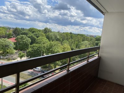 Helle 3-Zimmer-Wohnung im 8. OG mit 2 Balkonen, Tiefgarage und Blick ins Grüne am Wöhrder See