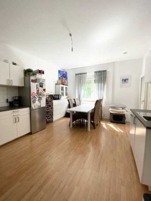 * ab 01.08. frei * großzügige 2-Zimmer,  große Wohnküche, Tageslichtbad, Balkon