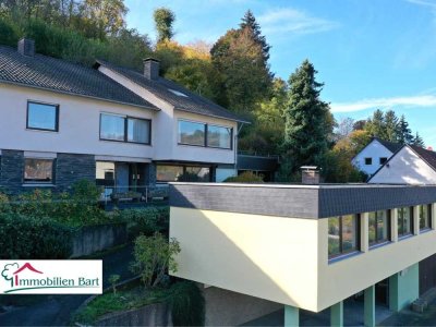 ATTRAKTIVES WOHNHAUS MIT NEBENGEBÄUDE / 518 M² /  3 GARAGEN / IN MERZIG