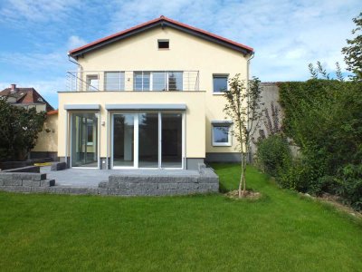 Neuwertiges, freigestelltes Hinterhaus (2-FH) mit schönem Garten + 2-Fam.-Vorderhaus vermietet