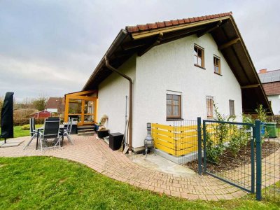 Traumhaftes Familienhaus auf 1.327 m² Grundstück, modernisiert, mit Wintergarten & Keller