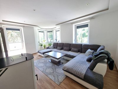 4-Zimmer Wohnung mit Terrasse, 2 Garagen und Dachboden