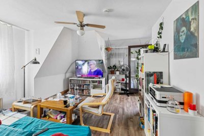 Renovierungsbedürftige Dachgeschosswohnung mit Terrasse in ruhiger Wohnlage!!