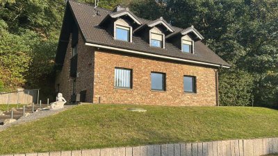 Ruhiges freistehendes Einfamilienhaus in Hanglage mit zwei Garagen