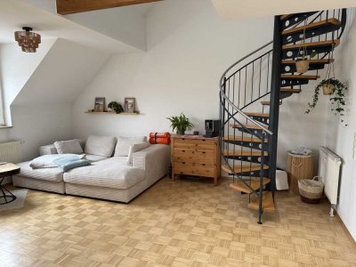 Lichtdurchflutete Dachgeschosswohnung mit besonderem Charme – 2,5 Zimmer, Balkon & Garage
