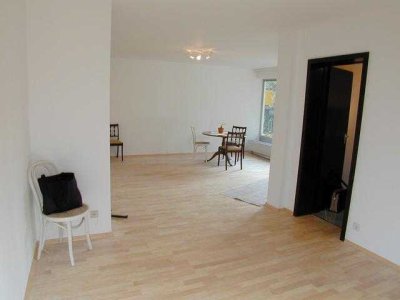 Kronberg: Stilvolle, zentralgelegene, ruhige 2½-ZW mit Balkon, EBK und Garage