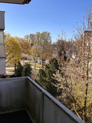 Renoviertes Zuhause mit zwei Zimmern, Balkon und EBK in Hannover Misburg