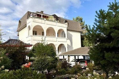 Wunderschöne, großzügige Altbauwohnung! Großer Balkon-toller Schnitt-zentral gelegen
