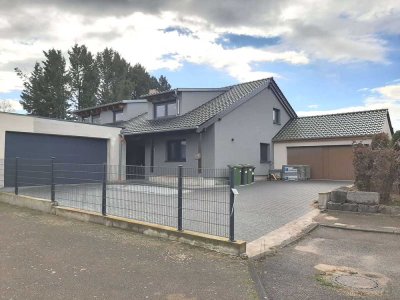 Provisionsfrei !! Exklusives Wohnen in top-modernisiertem Zweifamilienhaus