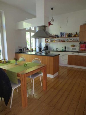 Individuelles Wohnen: Altbau-Maisonette mit Dachterrasse