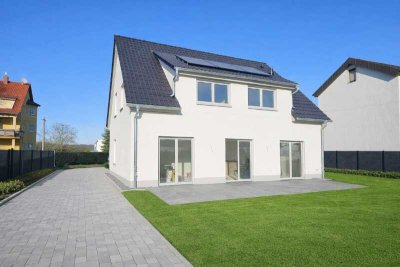 Fertig gebauter Neubau. Einziehen statt bauen. Frühling im Dresdner Westen