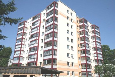 Germering: Perfekte 1,5-Zimmer Whg mit rießigem verglasten Süd-Balkon & separater Küche