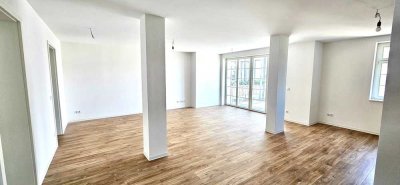 Helle großzügige Wohnung mit großem SüdWest-Balkon und EBK - Stellplätze in Garage