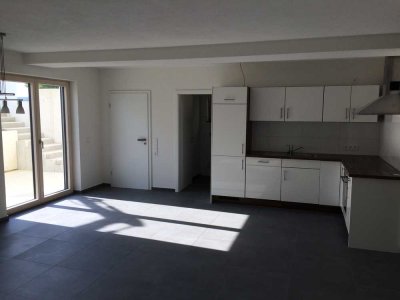 Teilmöblierte neuwertige 2,5 Zimmerwohnung mit Terrasse in Erbach an Nichtraucher, 1-2 Per