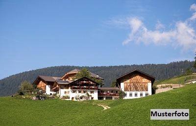 Historische Hofstelle mit Wohnhaus, moderner Stallanlage und landwirtschaftlichem Entwicklungspotenz