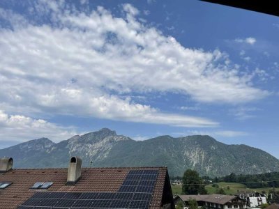 TOP-Gelegenheit in Bayerisch Gmain: Feines Dachstudio mit großem Sonnenbalkon!