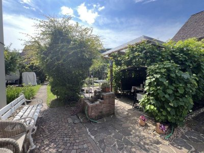 MEHRFAMILIENHAUS MIT VIEL GARTEN IN TOPLAGE