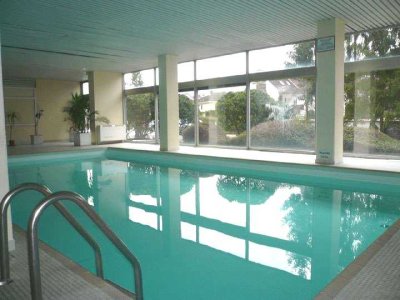 Niveauvolles Apartment mit SW-Loggia, Schwimmbad & PKW-Stellplatz