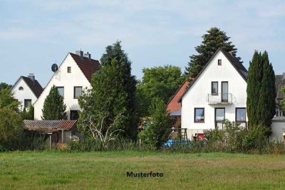 Einfamilienhaus mit Garage und Stall