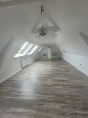 Sportliche Mieter aufgepasst! Zentrale DG Wohnung!