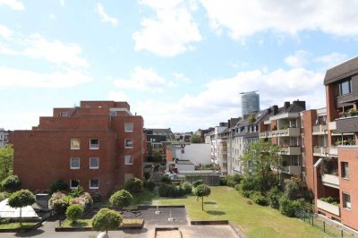 In Düsseldorf: Gepflegte Maisonette-Wohnung mit drei Zimmern und Balkon
