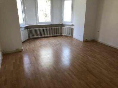 Hübsche, großzügige Erdgeschosswohnung mit Balkon und Garage