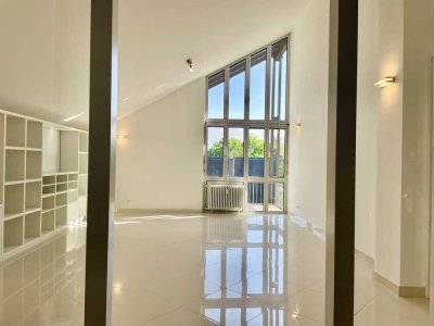 Lichtdurchflutete 3-Zimmer-Atelierwohnung mit Balkon und Tiefgaragenstellplatz