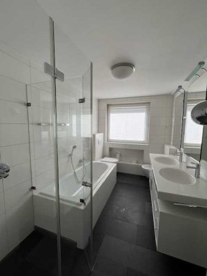 Schöne Penthouse-Wohnung mit drei Balkonen zu verkaufen