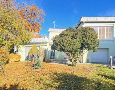 Classic und Moderne: uneinsehbares Wohnhaus in grüner Ruhelage