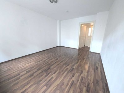 Tolle 1-R.-Whg. mit Balkon + Bad m. Wanne u. Fenster + passend für Singles und Studenten!!!