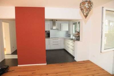 Moderne, sonnige 3-Zimmerwohnung mit Fernsicht, Garage, Stellplatz und Keller