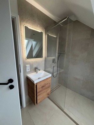 Lichtdurchflutete 2,5-Zimmer-Maisonettewohnung mit Balkon und Tiefgaragenstellplatz in Rosengarten