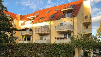 **Schöne Wohnung mit Sonnenbalkon, Tiefgaragenstellplatz und Einbauküche zu vermieten!**