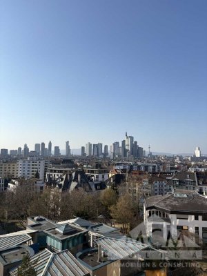 Erstbezug nach kpl. Modernisierung: Exklusive 3-Zimmer-Wohnung mit Dachterrasse und Skylineblick in