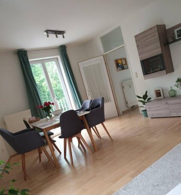 Helle, geräumige 3-Zimmer-Wohnung mit möblierter Küche und Terrasse im Zentrum von Ried